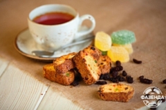 Кантуччи с цукатами и изюмом