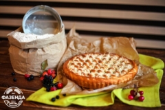 Пирог со свежими сливами и вишней